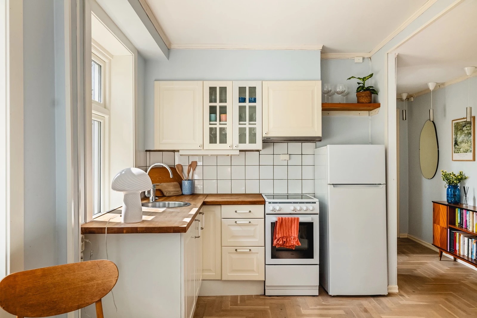 - Kjøkkenet er utformet i en funksjonell L-form med god benkeplass og oppbevaring, ideelt for både hverdagsmat og gjestebesøk -